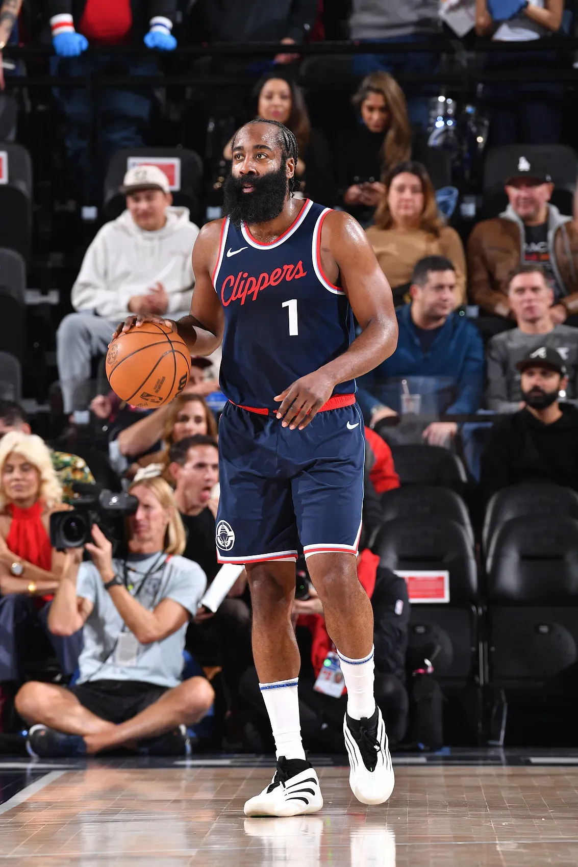 哈登连续十五场比赛得分超过关键助攻，巴塞罗那挑战极限！